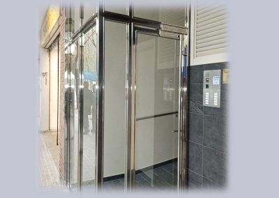 entrada esquinera comunidad vecinos acero inoxidable acristalado. tallermetalico.com