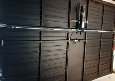puerta basculante dos hojas hierro negro motorizada tallermetalico.com