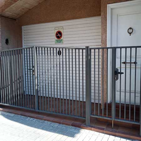 Puerta plancha acero gris con entrada luz cristal
