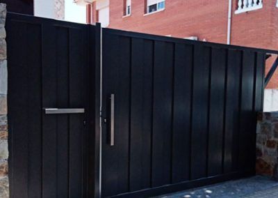 Entrada vivienda puerta garaje y peatonal plancha hierro negro tallermetalico.com