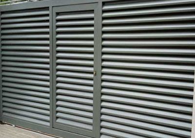 puerta corredera lamas plancha plegada y entrada peatonal gris. tallermetalico.com
