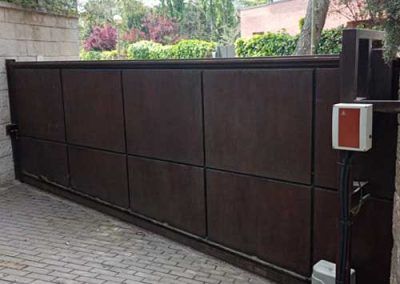 puerta corredera entrada vivienda plancha hierro óxido. tallermetalico.com