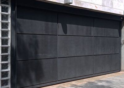 puerta corredera plancha hierro gris en entrada vivienda tallermetalico.com