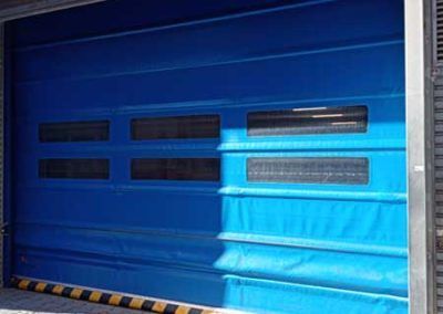 puerta lona rápida azul en taller tallermetalico.com