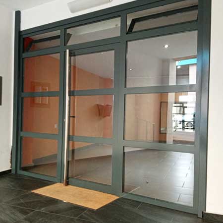 puerta hierro acristalada comunidad sitformet