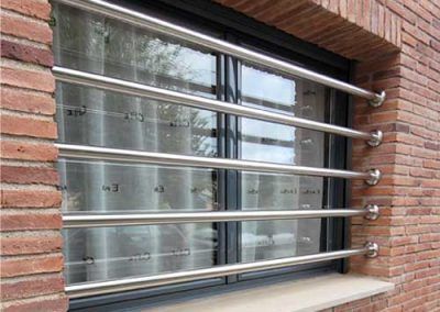 reja sin marco tubos acero inoxidable horizontales en ventana exterior tallermetalico.com