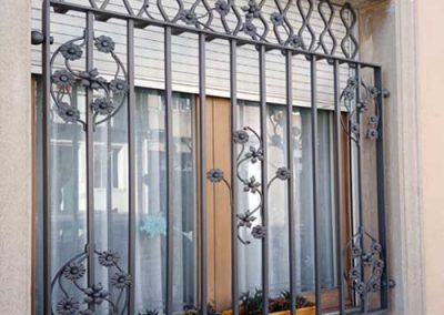 reja metálica forja gris en ventana exterior vivienda tallermetalico.com