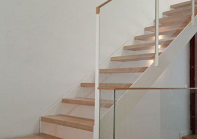 Escalera hierro blanco y cristalera, madera roble peldaños