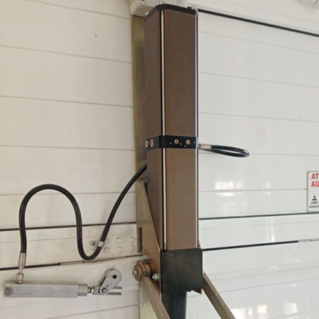 motor-puerta-basculante Motor lineal para puerta basculante metálica
