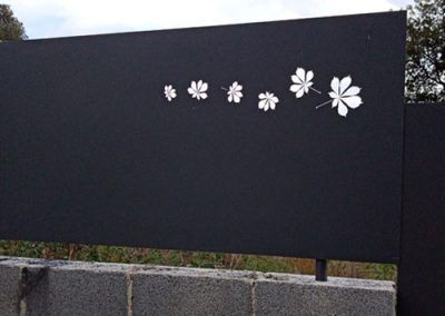 valla sobre muro plancha hierro motivos florales corte láser tallermetalico.com