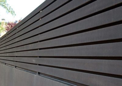 valla sobre muro lamas hierro gris tallermetalico.com