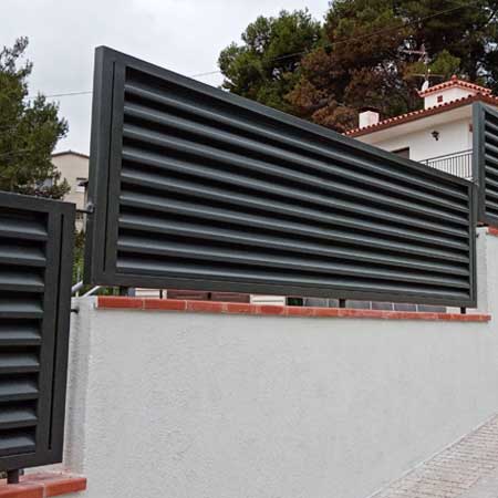 valla-sobre-muro-lamas valla sobre muro lamas plegadas hierro forja gris tallermetalico.com