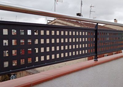 baranda terraza pasamano inoxidable y baranda plancha hierro perforada cuadros tallermetalico.com