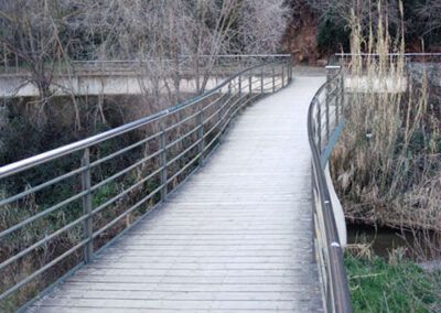 Baranda de hierro con pasamanos inoxidable en pasaje natural. tallermetalico.com