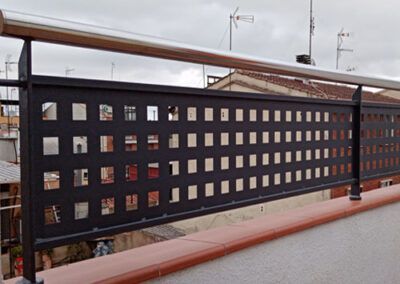 Baranda para terraza construida con plancha perforada y macizo hierro. Pasamanos de acero inoxidable. tallermetalico.com