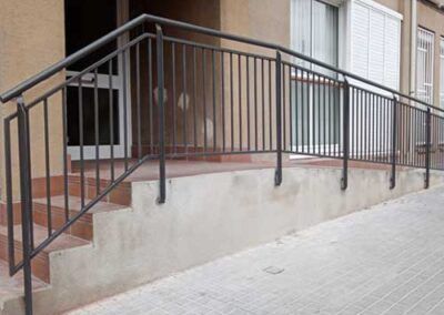 Baranda metálica en tono gris para rampa entrada comunidad de tallermetalico.com
