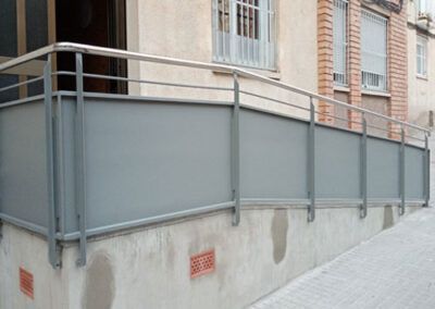 Barandas para rampa adaptada entrada portal. tallermetalico.com