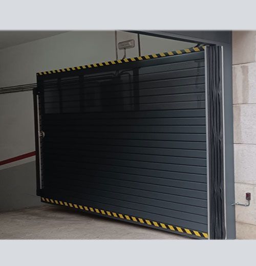 Puerta batiente una hoja motorizada Puerta batiente gris una hoja abierta. Acceso parking