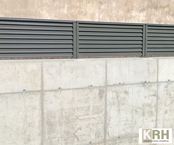 valla modelo 2 exterior Ejemplo valla sobre muro cara exterior en el vallès. Construcción tallermetalico.com