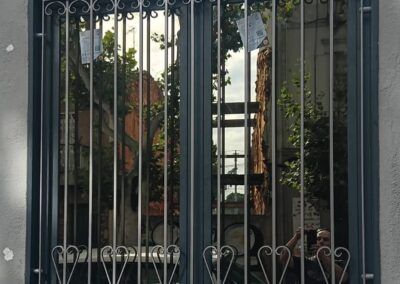 Reja de hierro forja pintada gris. Tallermetalico.com