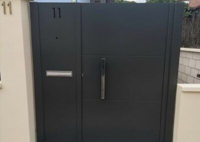 Puerta metálica gris de dos hojas