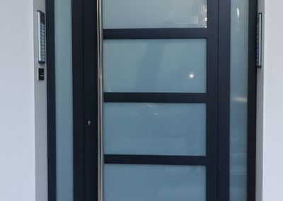 Puerta de perfil hierro pintada gris con acristalamiento blanco