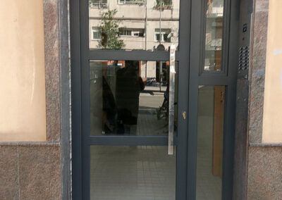 Puerta de perfil hierro tono gris y acristalamiento transparente